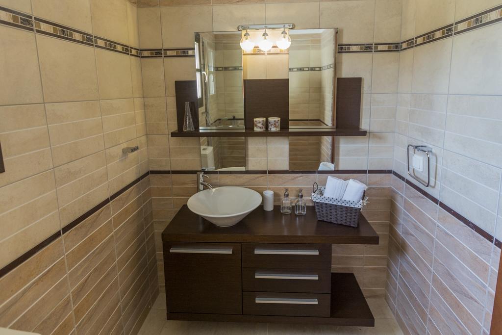 Filon Ktima Beachfront Upscale Villa Karavádhos Exterior foto